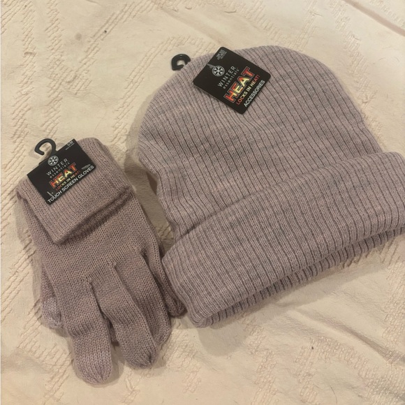 Heat locking woman’s pink hat and gloves size sm - Picture 1 of 3